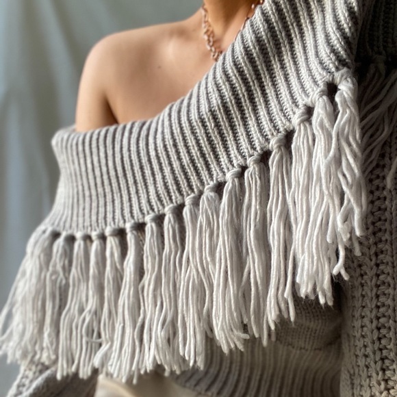 RUNAWAY off shoulder fringe knit• size L - Picture 2 of 5